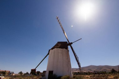 Mavi gökyüzüyle yaşam alanlarında yel değirmenleri