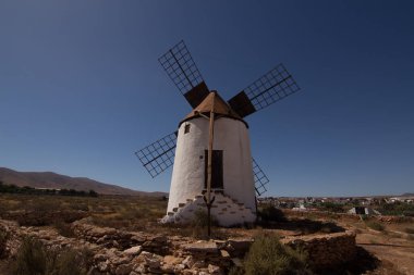 Mavi gökyüzüyle yaşam alanlarında yel değirmenleri