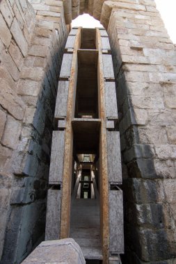 Mavi gökyüzüyle yaşam alanlarında yel değirmenleri