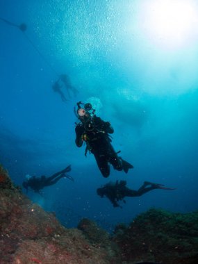 Mercan ve makroyla kaplı deniz yatağı