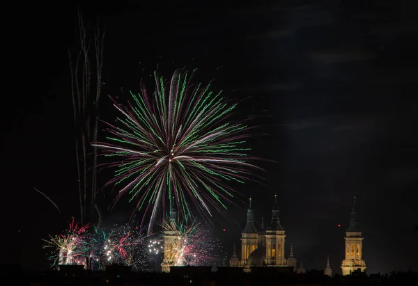 Vuurwerk Nachts Met Zwarte Lucht — Stockfoto