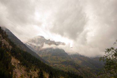 İspanya 'da mavi gökyüzü olan doğal manzara