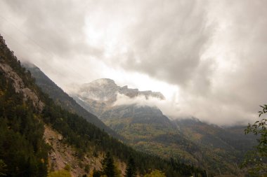 İspanya 'da mavi gökyüzü olan doğal manzara