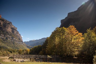 İspanya 'da mavi gökyüzü olan doğal manzara