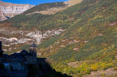 İspanya 'da mavi gökyüzü olan doğal manzara