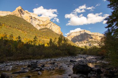 İspanya 'da mavi gökyüzü olan doğal manzara