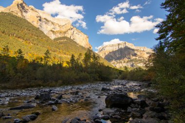 İspanya 'da mavi gökyüzü olan doğal manzara