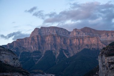 İspanya 'da mavi gökyüzü olan doğal manzara