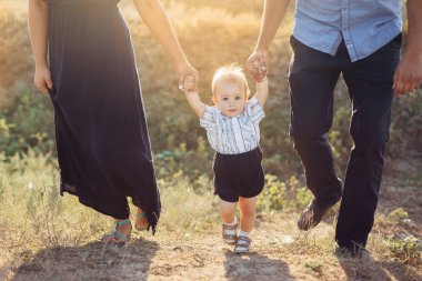Genç aile el ele yürüyüş