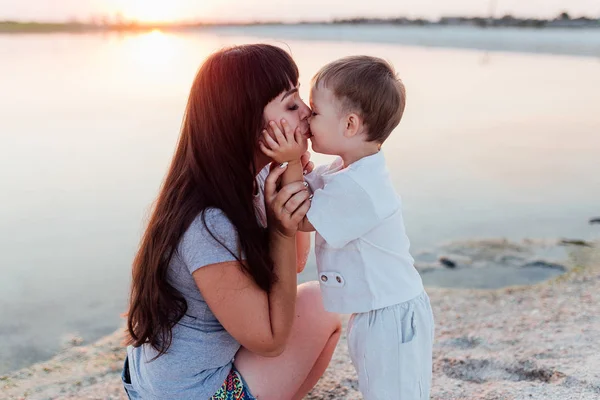 Genç bir anne ile oğlu portresi — Stok fotoğraf