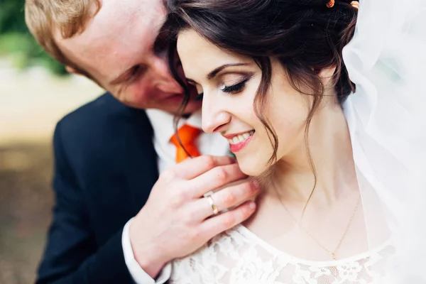 Retrato de una hermosa pareja de boda —  Fotos de Stock