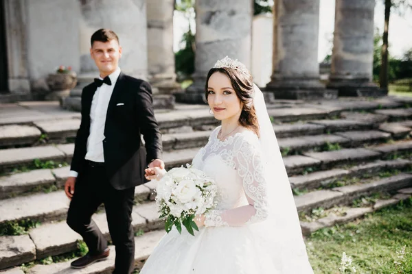 Gran retrato de una pareja de novios cerca del antiguo castillo —  Fotos de Stock