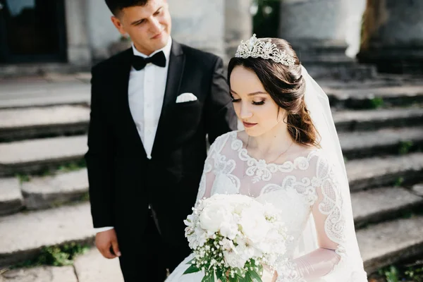 Gran retrato de una pareja de novios cerca del antiguo castillo —  Fotos de Stock