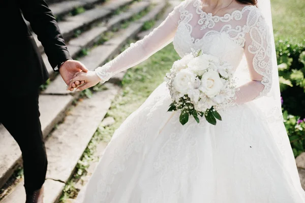 Foto di primo piano del vestito e del bouquet della sposa — Foto Stock