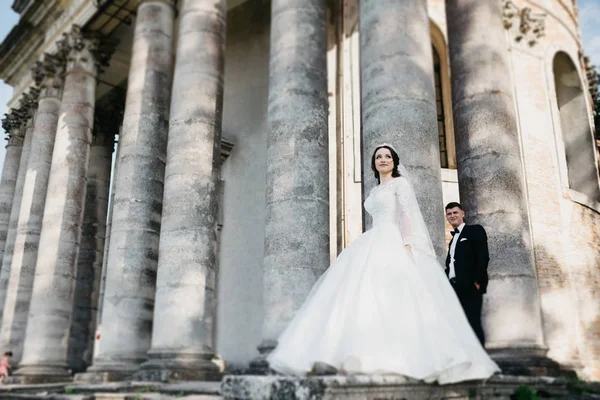 Úžasný obraz svatební pár poblíž starého hradu — Stock fotografie
