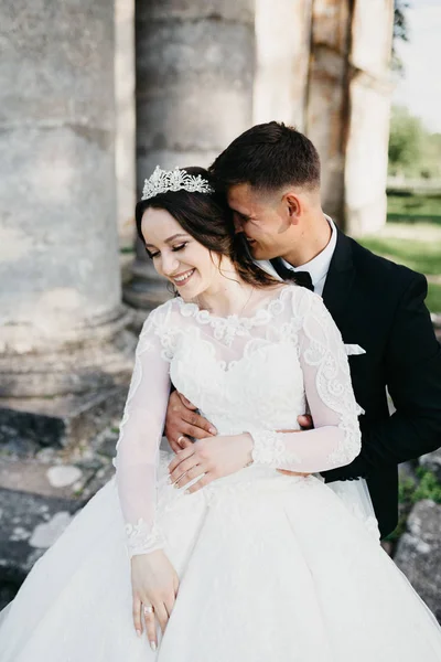 Increíble foto de una pareja de boda cerca del viejo castillo —  Fotos de Stock