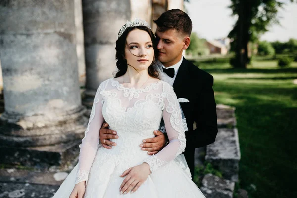 Increíble foto de una pareja de boda cerca del viejo castillo —  Fotos de Stock