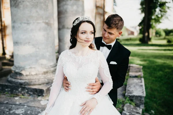 Increíble foto de una pareja de boda cerca del viejo castillo —  Fotos de Stock