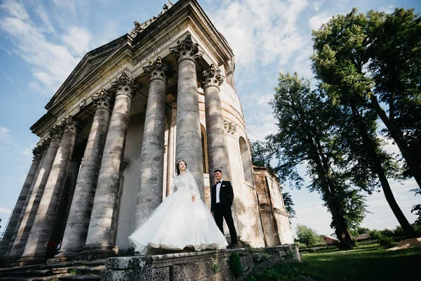 Úžasný obraz svatební pár poblíž starého hradu — Stock fotografie