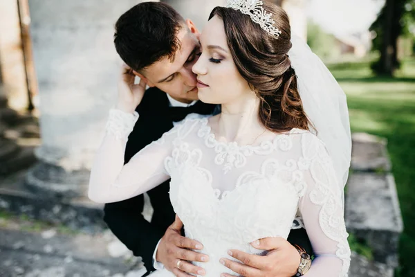 Incredibile immagine di una coppia di nozze vicino al vecchio castello — Foto Stock