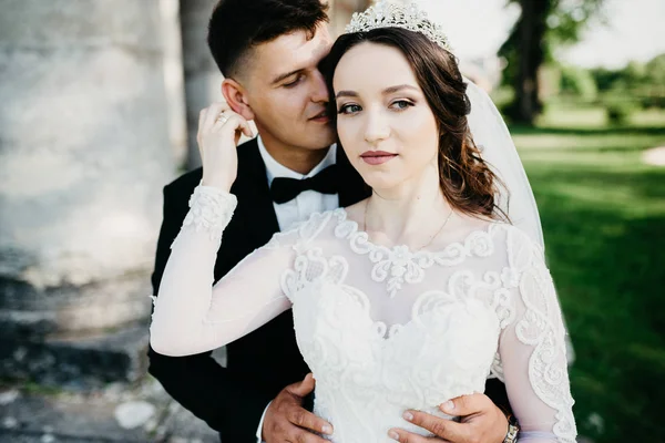 Increíble foto de una pareja de boda cerca del viejo castillo —  Fotos de Stock