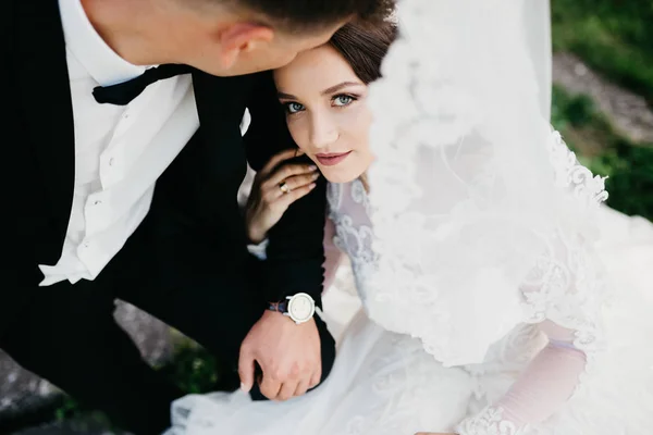 Retrato sensual de una pareja de boda —  Fotos de Stock