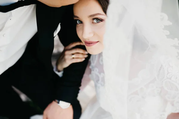 Retrato sensual de um casal de casamento — Fotografia de Stock