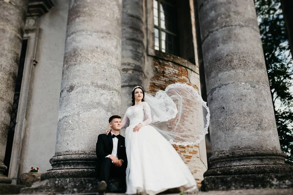 Increíble foto de una pareja de boda cerca del viejo castillo —  Fotos de Stock