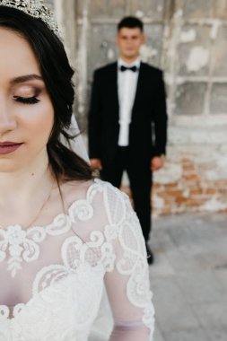 Eski castle yakınındaki bir düğün çift inanılmaz görüntü