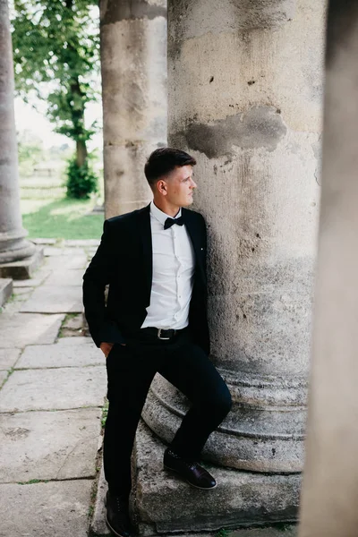 Portrait of a handsome groom — Stock Photo, Image