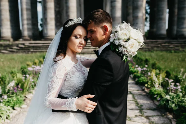 Increíble retrato de una pareja de novios cerca del antiguo castillo —  Fotos de Stock