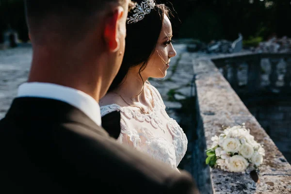 Increíble retrato de una pareja de novios cerca del antiguo castillo —  Fotos de Stock