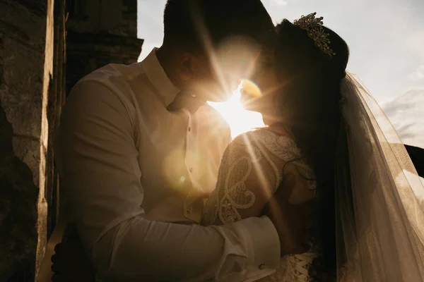 Increíble retrato de una pareja de novios cerca del antiguo castillo —  Fotos de Stock