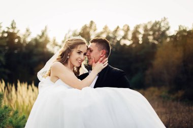 Alanına yürüyor bir düğün çift portre büyük