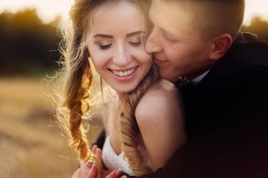 Alanına yürüyor bir düğün çift portre büyük