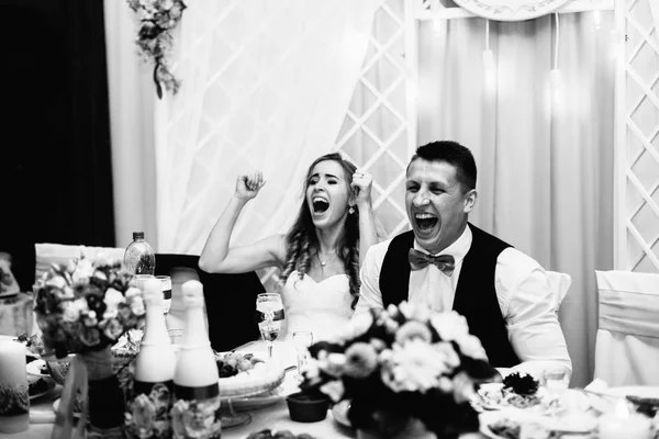 Gran retrato de una pareja de boda, que está sentado en la mesa de vacaciones —  Fotos de Stock