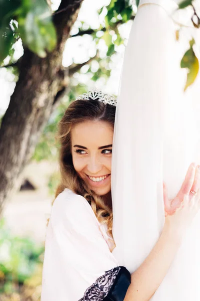 Bel ritratto di una bella sposa con un diadema in testa . — Foto Stock