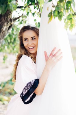 Güzel bir diadem başında ile güzel bir gelin portresi. 