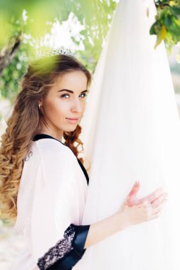 Güzel bir diadem başında ile güzel bir gelin portresi. 