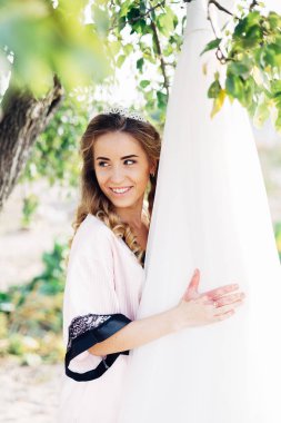 Güzel bir diadem başında ile güzel bir gelin portresi. 