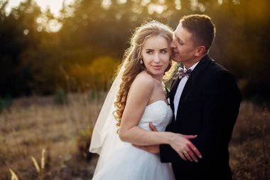 Alanına yürüyor bir düğün çift portre büyük