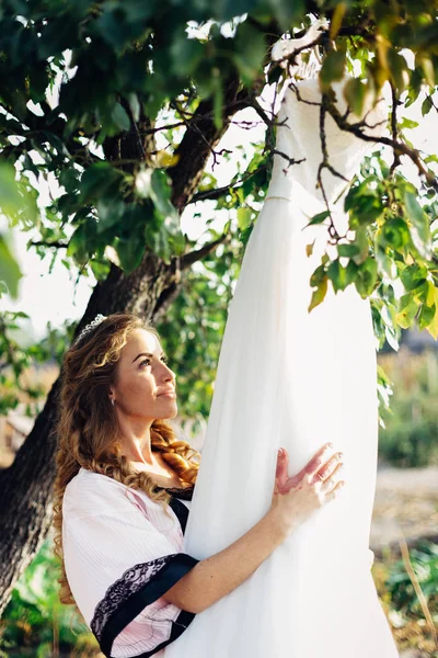 Bel ritratto di una bella sposa con un diadema in testa . — Foto Stock