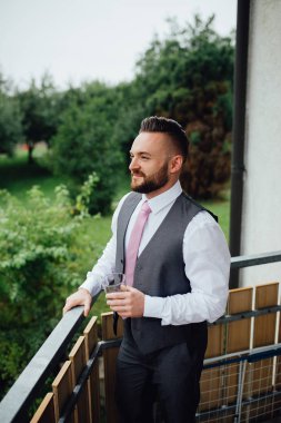 Bir kravat ile gri bir elbise içinde yakışıklı bir damat portresi.