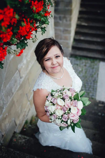Ritratto di una bella sposa con un bouquet — Foto Stock