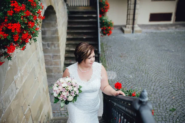 Ritratto di una bella sposa con un bouquet — Foto Stock