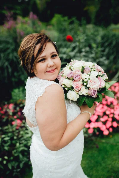 Retrato de una hermosa novia con un ramo de flores —  Fotos de Stock