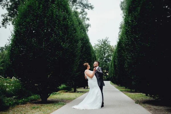 Retrato de una hermosa pareja de boda. — Foto de Stock