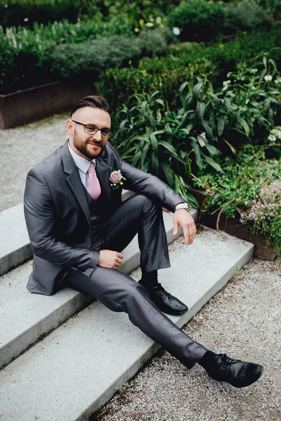 Portrait of a handsome groom in a grey suit with a tie and vest. — Stock Photo, Image