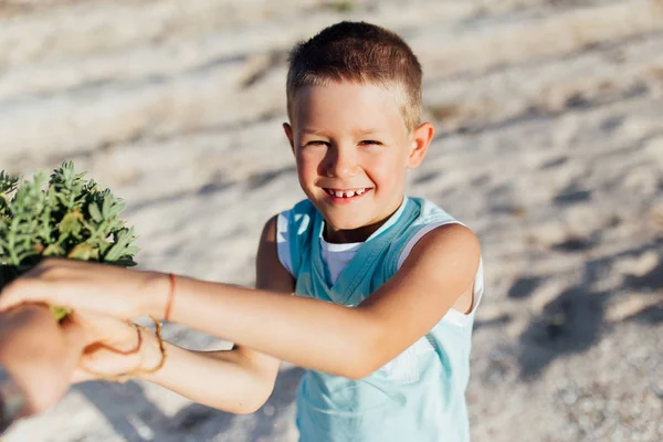 Portrait of a boy on the beach. — Stock Photo, Image