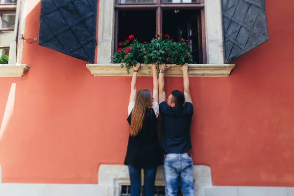 Divertente ritratto di una giovane coppia . — Foto Stock